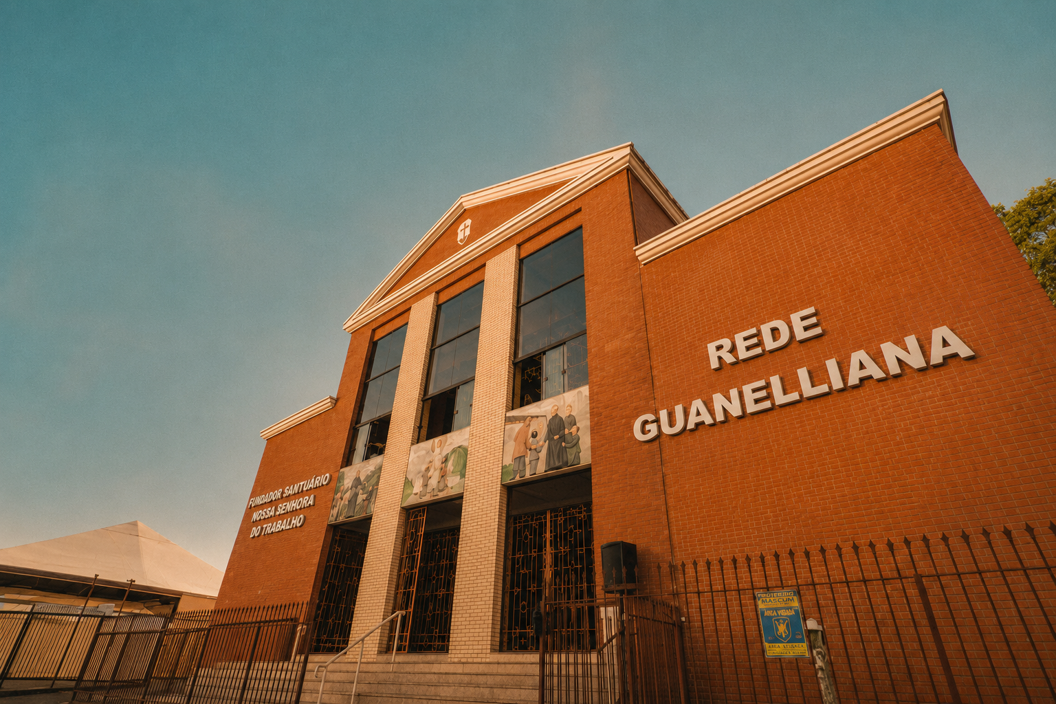 Fachada da Paróquia Santuário Nossa Senhora do Trabalho com a identidade Rede Guanelliana